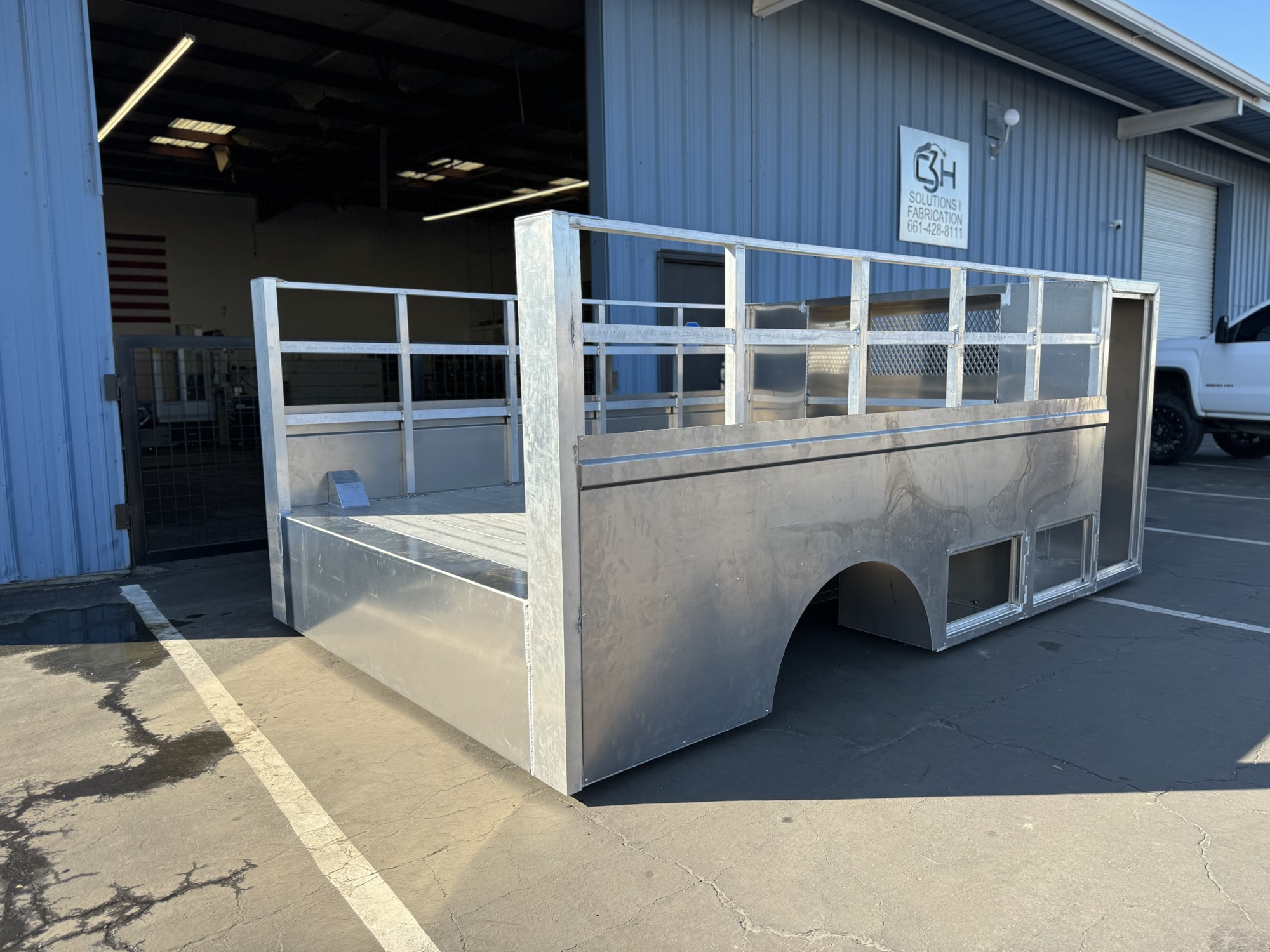 Aluminum service truck body with side rails