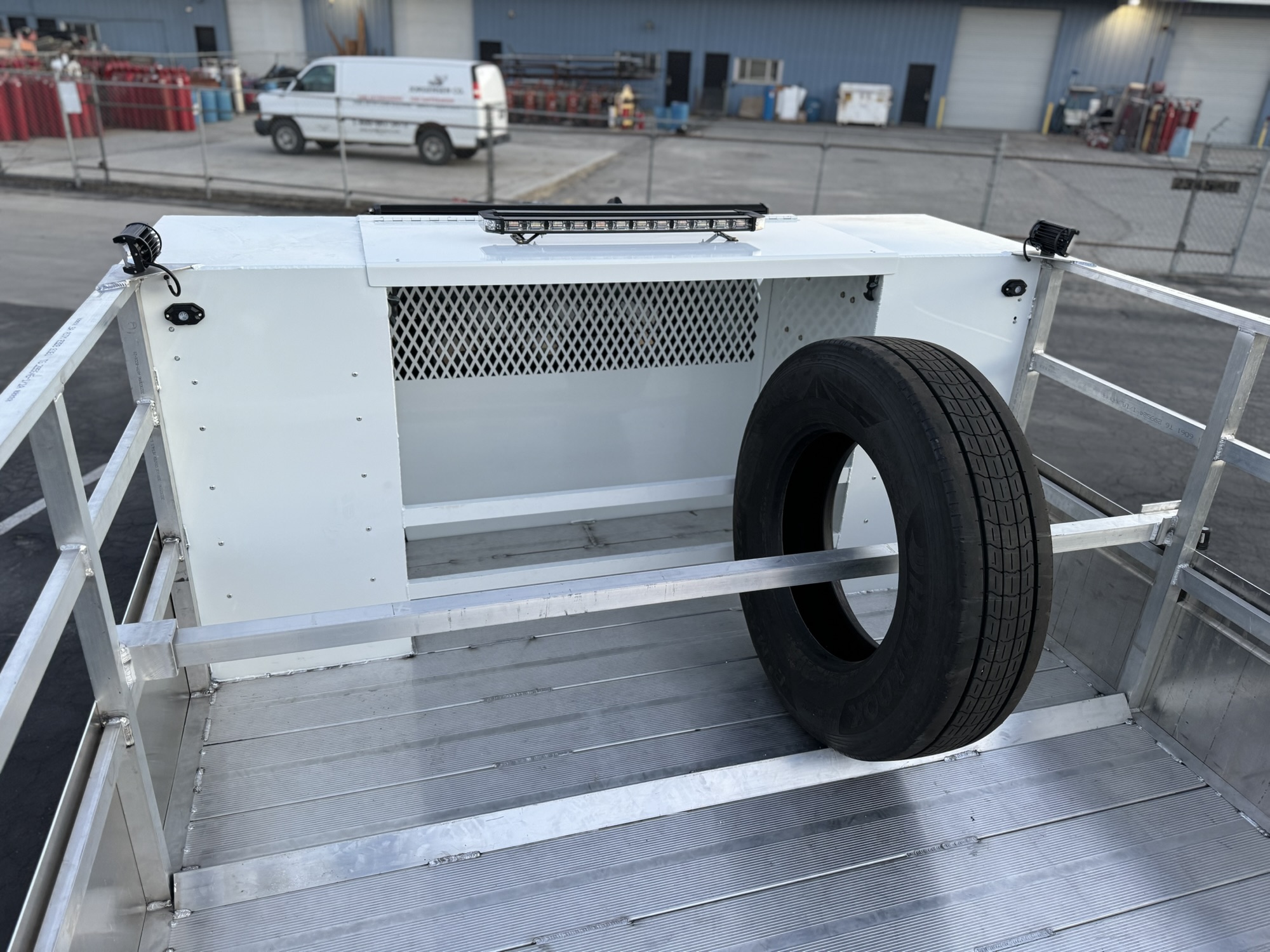 Side compartment and fender on a tire fleet service body